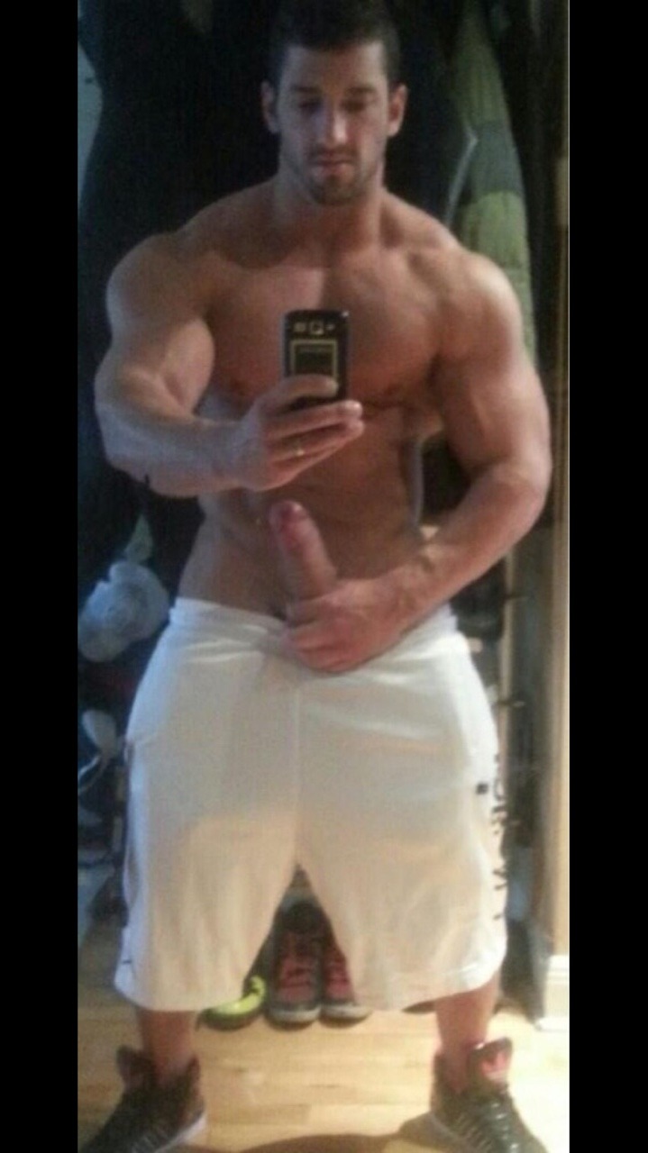 exclusivekiks:  Muscle stud 🔥🔥🔥🔥💋💋💋  Follow me:  http://exclusivekiks.tumblr.com/
