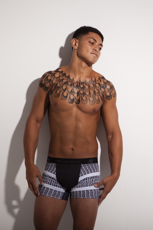 808dakine:  keepitkauaiitforeal:  Fuck.. Can see the outline of Tauarii’s head. 😬  Hotties! Who are they? 