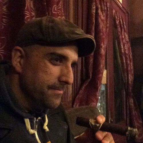 Brooklyn vibe. #cigar #smoke #Brooklyn #NYC #movie #film #documentary #mansmokecigar #hinojal (at &a
