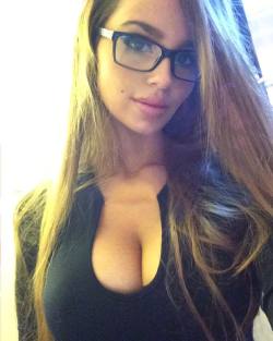 babes-with-glasses:  Ines Helene