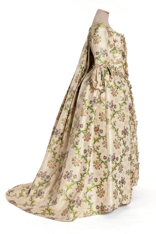 mode-dame:Robe à la Française, c. 1725from Musée des Arts Décoratifs 