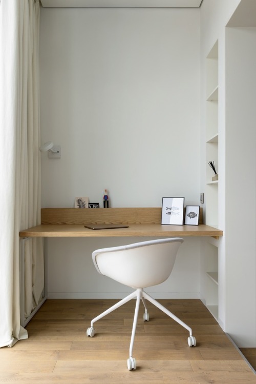 Wonderfully minimalist design with this recessed desk and shelving makes for a quiet study area.Get 