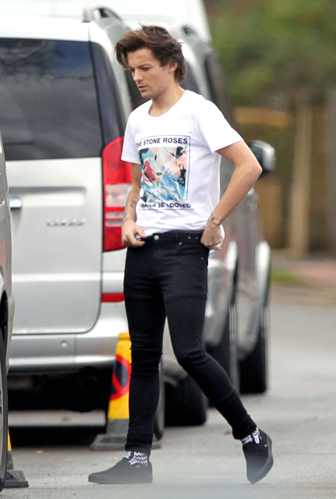 direct-news:  HQ’s of Louis while filming ‘Midnight Memories’ in London (27/12/13) 