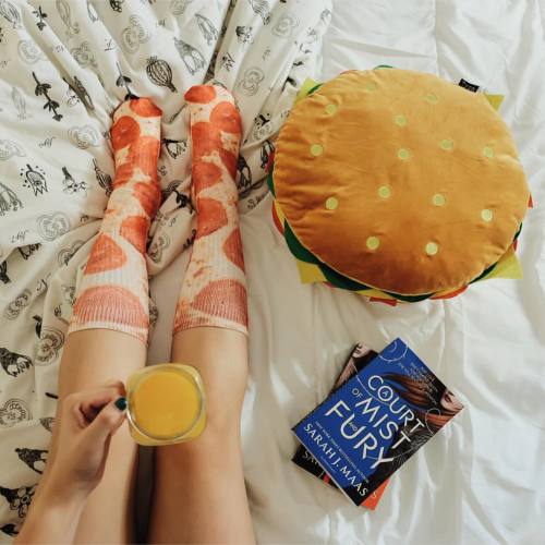 Want some pizza? Burger? Hehehe it’s when you try to stay healthy but even your bed calls for 
