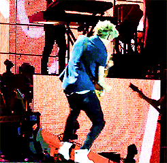 that-irish-mofo:  Sometimes I think Niall forgets that he is in fact a member of