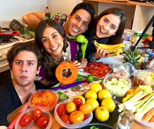 Día 3 Crudiveganizando a mis amigos @alexxxstrecci @soyalextienda @aleivanovastyle ——&md