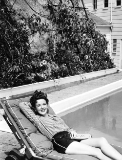 summers-in-hollywood: Ida Lupino sunbathing by her pool, early 1940s. Photo by Bert Six