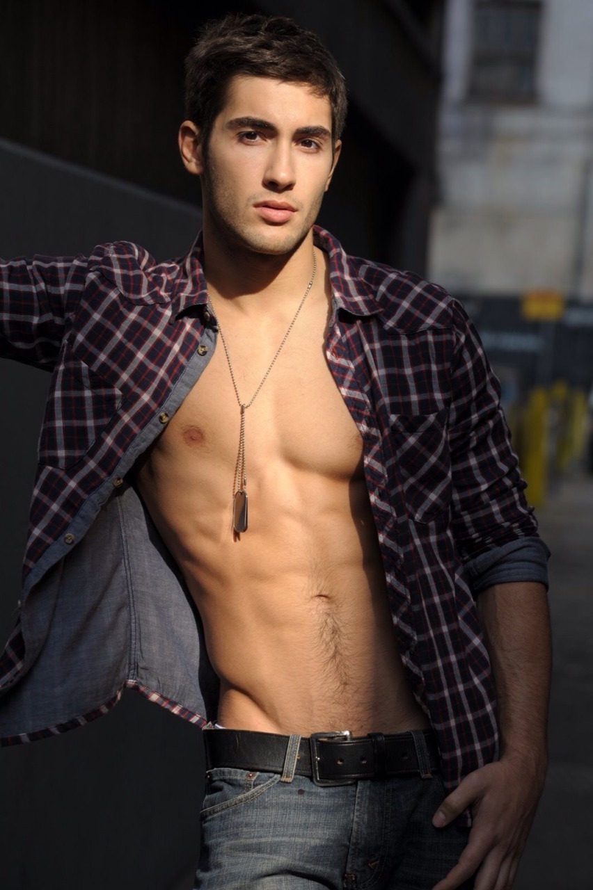 hunkopedia:  Follow Hunk’o’pedia for more hot guys!