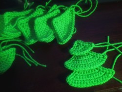 stina-woot:  Work has begun on this year’s Christmas cards. Working on some crocheted Christmas trees at the moment…  cool/good idea