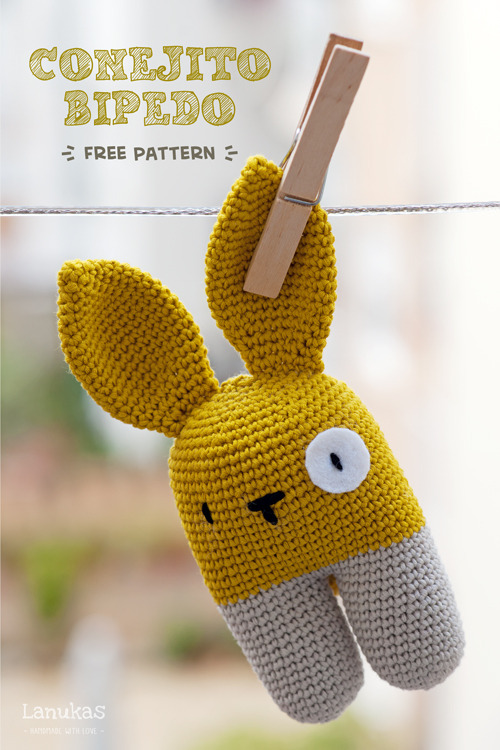 Free Crochet Pattern: Two-Legged Bunny Rattle (Available in Spanish and English) by Lanukascables &a