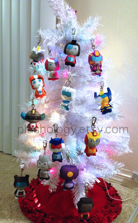 sour-goji:  Welp, I’m not gonna have any jointed plushes for the next fill (personal issues).   Instead I’m gonna make another batch of keybots for the shop.  I also have a few new keybot characters in progress — so those will hopefully be in