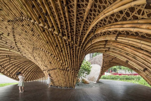 jeroenapers:   Atelier cnS    en de School of Architecture van de South China University of Technology hebben de renovatie van een stadspark in Bejing verrijkt met paviljoen die bestaan uit schelpvormige bamboeconstructies. 