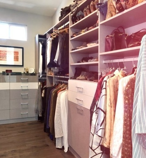 Contemporary Closet - Flat PanelAn Illustration Of A Sizable, Modern, Gender-neutral Walk-in Closet With