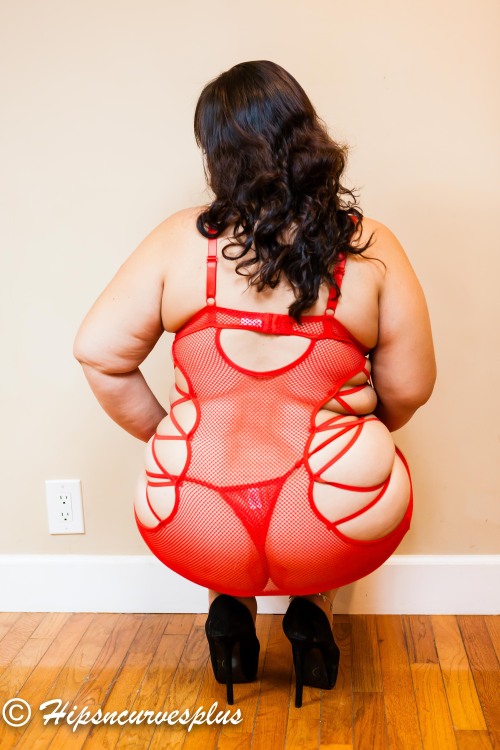 hipsncurvesplus:  I bought this in pink before, but i had to get it in red. Do you all like?  Geil 😍❤️😘