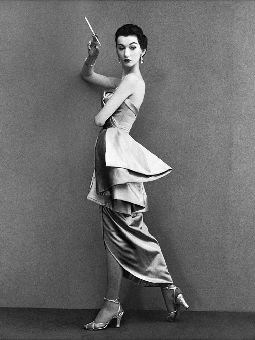 20th-century-man:Dovima; photo by Richard Avedon, 1950.