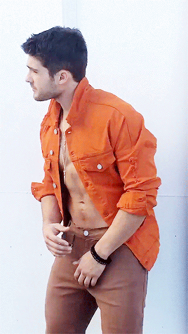 zaindaqui: he’s so  damn sexy af