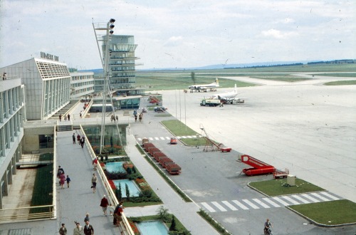 Eine Zeitreise im wahrsten Sinn des Wortes: der Flughafen Wien auf einer wunderbaren Privataufnahme 