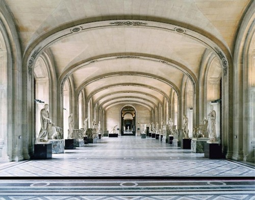 poeticasvisuais:Musée du Louvre, Paris, 2005Photo by Candida HöferMore related posts: Candida Höfer 