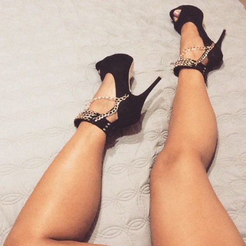 Saturday heels - repost from @diamondbaby1980 A pair of high heels always seem to make me feel much 
