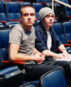 tyleroakley:  waitformeniall:  #almost looks like they’re at a lecture in uni  What if, in an alternate universe, they didn’t audition for X Factor, but instead went off to university and were assigned to room together in the dorms, and became friends,