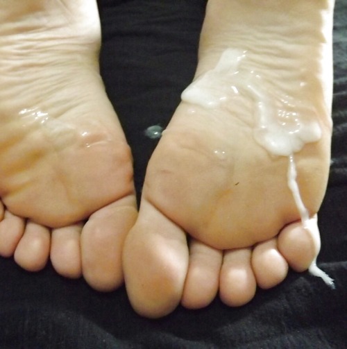 sexy-bare-feet:Cummy soles
