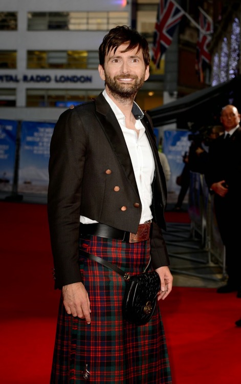 alaska-riversong:David Tennant in a kilt (as in that Scottish man-skirt has kilt my ovaries) Formal version vs. semi-formal.