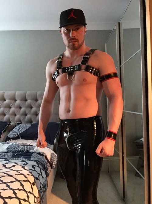 reconfetish:  Featured Member RubberRich may be fairly new to fetish, but he’s getting stuck in! Che