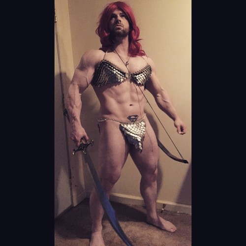 bevismusson:iamrolanddanielbaldwin:monkeyofsteel:I’m beginning to understand the imbalance of armor coverage for males vs females. #RedSonja #Rule63 #redheadWell this is amazing  Who says muscular women can’t be feminine?