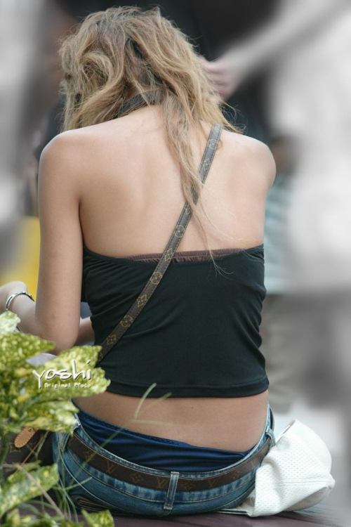 pantytimes: pantysniper1: #downpants #nylonpanties #vpl #visiblepantylines #pantaletas Oh my