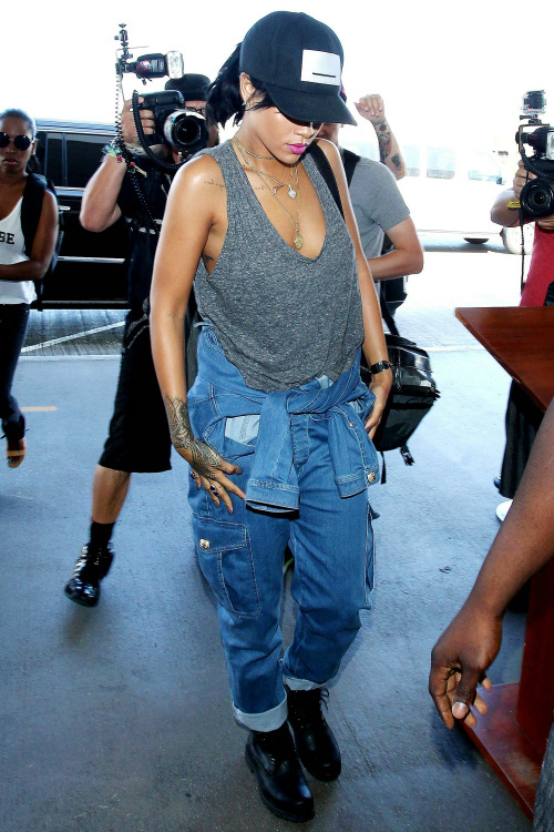 fuckyeahrihanna:  Rihanna arriving at LAX airport (30.09.2014.) #2   bae