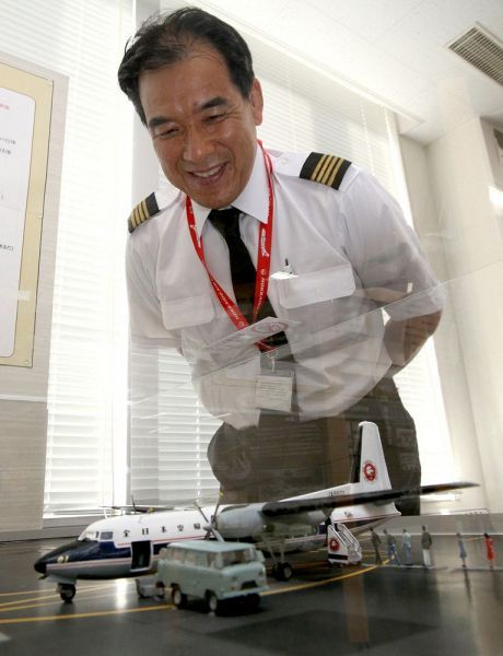 dadnews: 小林啓良さん丘珠空港　歴史物語る６機模型　ＨＡＣ機長製作「リアルさ追求」[北海道新聞]2021-08-20 小林機長56才。いい感じ！