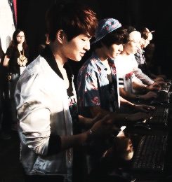 inscentra:  Onew stretching before a computer game ….  
