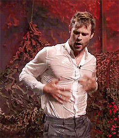thoresque:  Water War with Chris Hemsworth [link] 