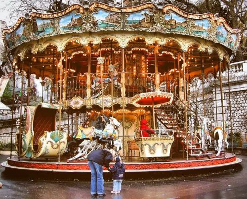 #montmartre #carrossel #paris #france #fujifilm #vmribeiro (at Montmartre) https://www.instagram.com