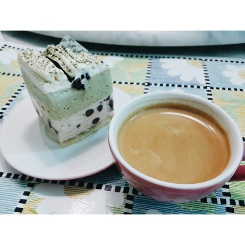 margaretwijaya:Afternoon coffee with #greentea #redbean #mousse #matcha