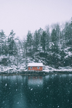 heaven-ly-mind:  Lonely cabin 