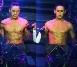 pervingonkpop:  I WOULD LICK THOSE ABS CLEAN,