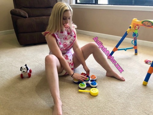 lil-punk-princess:  aaliyahxtaylor: Kara is such a cutie patootie when she is playing with her toys 