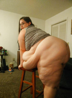 heavyssbbwfeedeequeen:   Wanna fuck a hot busty bbw women? -CLICK!    I’d love to fuck that and see all the fat move