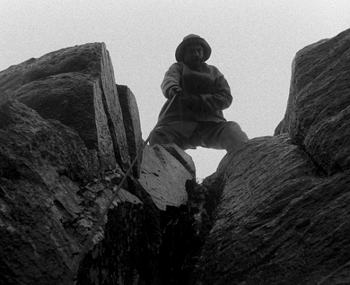 shyamalans:Keepin’ secrets, are ye?The Lighthouse (2019) dir. Robert Eggers