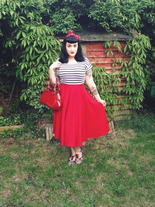 vivienofholloway:  femmeanddangerous:  ~* Spring fatshion! *~ Top- borrowed from my girlfriend Skirt- Vivien of Holloway Sandals- Miss L Fire Handbag- Collectif Hair bow- Thrifted  Re blog from the Gorgeous Femmeanddangerous! This lovely lady wears our