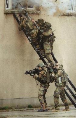 australian-military:  Soldiers tactically