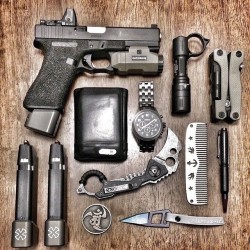 igunsandgear:  Everyone’s got an EDC, what’s