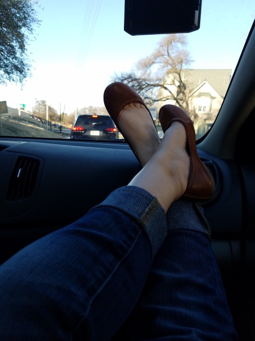 barefoot-in-texas:  so…  other than what size shoe i wear,  the most asked question i get through messages and asks is… do you ever drive because you post alot of feet on dash photos to and from work.    i do drive occasionally.  but to and from work