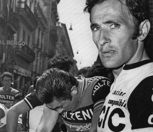 Eddy Merckx and Miguel-Maria Lasa Urquia at the start of a stage in the 1976 Giro d’Italia