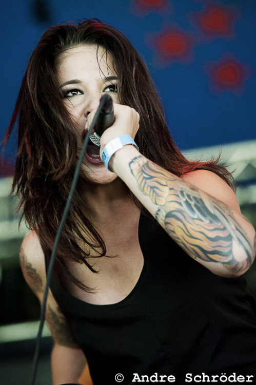 rocknrollgirls:  Caroline Westendorp (The Charm The Fury) (photo by Andre Schroder)
