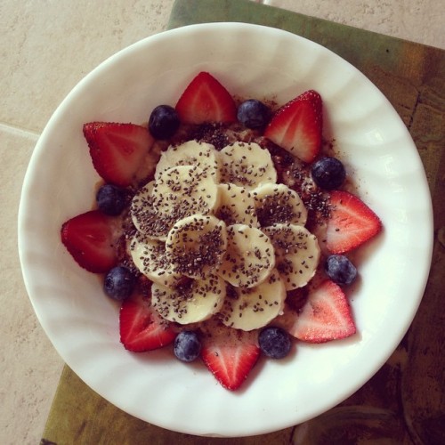 gabulous-healthy-living:  Good morning! Oats before going to work at the restaurant I need a day off