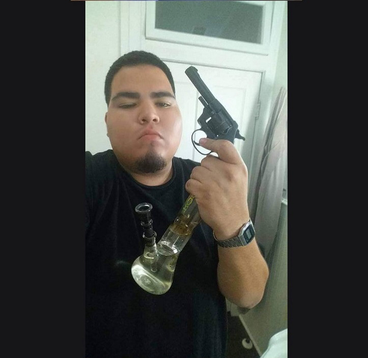 letthegaycommence: catchymemes:     When guns aren’t terrifying they are some of