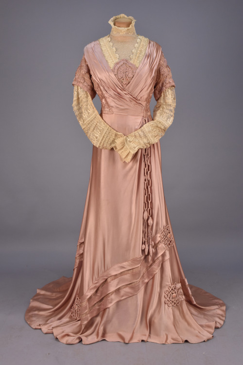 fripperiesandfobs:Afternoon dress ca. 1908From Whitaker AuctionsWow, what is that chain made of? How