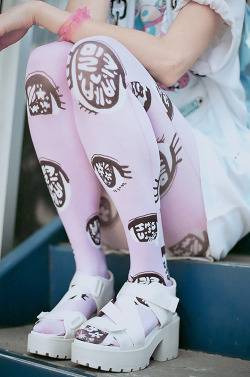 amikoto:  milkbbi:  back in stock!!~ “angel eyes” tights only at MILKBBI~ http://shop.milkbbi.com  Check their store out srsy 